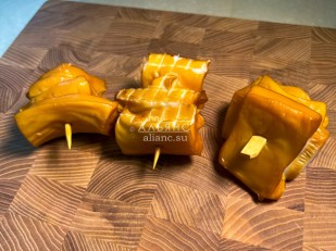 Камбала с икрой холодного копчения: Шашлычок из кальмара х/к