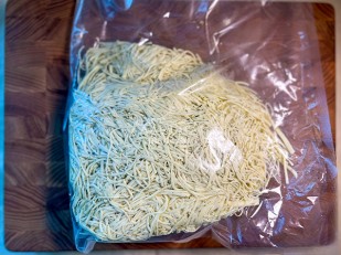 Чичарроны со вкусом холодца и хрена: Сырный продукт ФЕРМЕРСКИЙ паутинка  укроп/чеснок